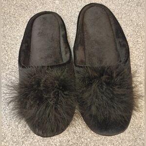 POMPOM SLIPPERS, BLACK 9-10
